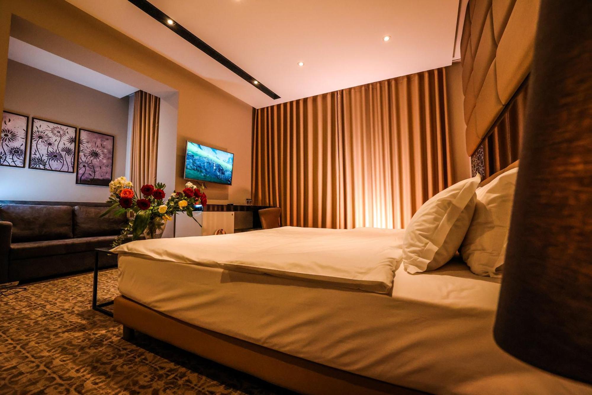 Senator Hotel Tiranë Luaran gambar