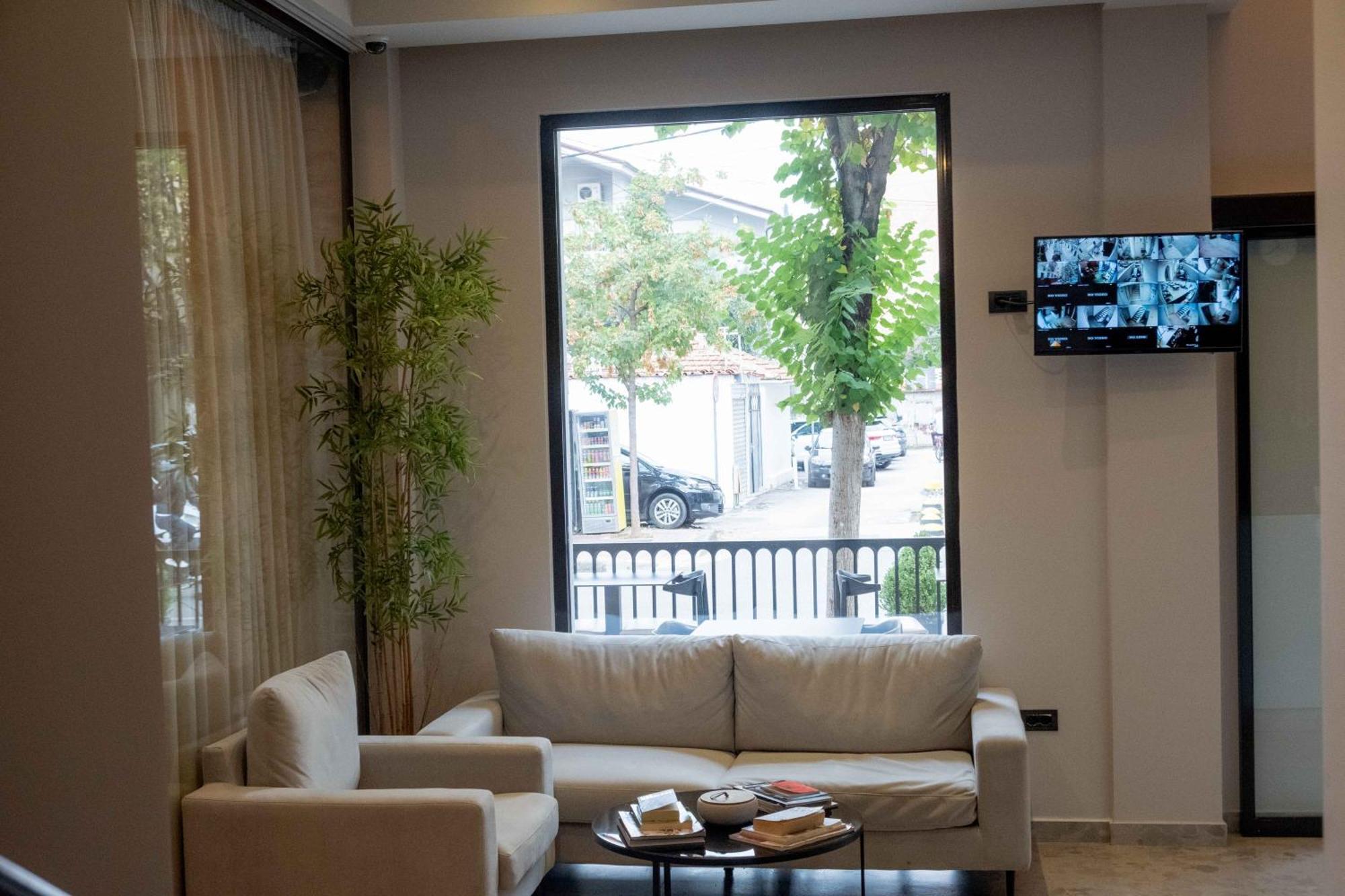 Senator Hotel Tiranë Luaran gambar